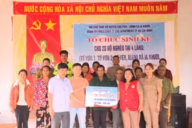 Tặng 20 mô hình sinh kế cho hộ nghèo ở xã Ia Khươl