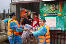 Báo và PTTH Gia Lai trao 200 suất quà cho người dân bị ảnh hưởng bởi mưa lũ 