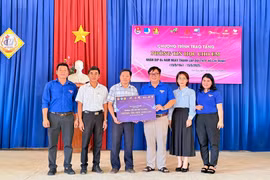 Tỉnh Đoàn-Hội đồng Đội tỉnh Gia Lai tặng phòng tin học cho trường học ở huyện Kbang và Đak Pơ