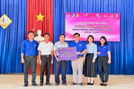 Tỉnh Đoàn-Hội đồng Đội tỉnh Gia Lai tặng phòng tin học cho trường học ở huyện Kbang và Đak Pơ