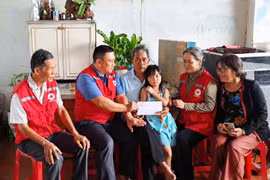 Hỗ trợ kinh phí cho 7 trường hợp khó khăn trên địa bàn phường Pleiku