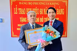 Đảng bộ phường Ia Kring trao Huy hiệu Đảng cho 15 đảng viên
