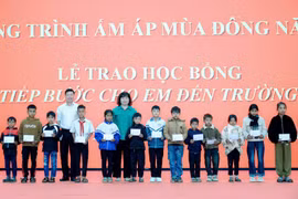 Trao 100 suất học bổng “Tiếp bước cho em đến trường” cho học sinh huyện Đak Đoa