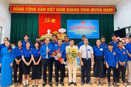 Đồng chí Đỗ Đức Thanh (hàng trước, thứ 5 từ trái sang) tặng hoa chúc mừng Ban Chấp hành Đoàn xã Đak Sơmei nhiệm kỳ 2025-2030. Ảnh: Yang Tuyết