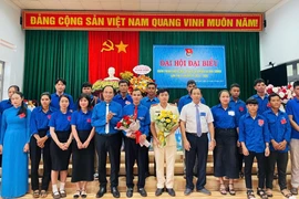 Đồng chí Đỗ Đức Thanh (hàng trước, thứ 5 từ trái sang) tặng hoa chúc mừng Ban Chấp hành Đoàn xã Đak Sơmei nhiệm kỳ 2025-2030. Ảnh: Yang Tuyết