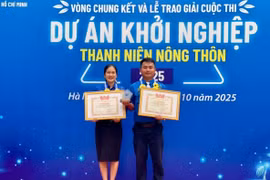 Anh Nguyễn Văn Xong (bìa phải) và chị Phan Thị Bích Cẩm được nhận bằng khen của Ban Chấp hành Trung ương Đoàn TNCS Hồ Chí Minh.