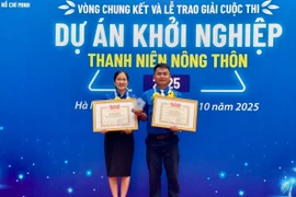 Anh Nguyễn Văn Xong (bìa phải) và chị Phan Thị Bích Cẩm được nhận bằng khen của Ban Chấp hành Trung ương Đoàn TNCS Hồ Chí Minh.