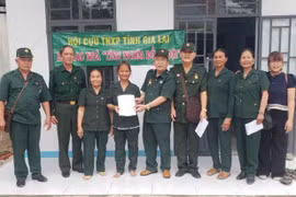 Bàn giao nhà “Tình nghĩa đồng đội” cho cựu thanh niên xung phong ở xã Chư A Thai