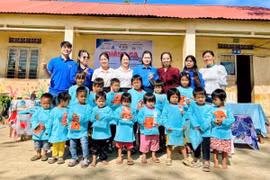Nhóm từ thiện Fly To Sky tổ chức chương trình “Tháng ba yêu thương” tại xã Ia Hrú
