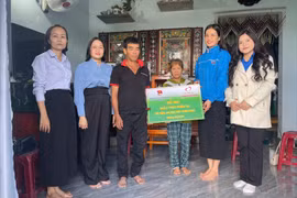 Đoàn các cơ quan Đảng tỉnh Gia Lai trao kinh phí hỗ trợ người dân xã Tuy Phước Bắc