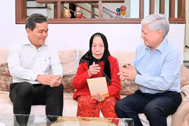 Chủ tịch Ủy ban Trung ương Mặt trận Tổ quốc Việt Nam Đỗ Văn Chiến thăm hỏi, tặng quà Mẹ Việt Nam Anh hùng Lê Thị Thọ