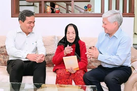 Chủ tịch Ủy ban Trung ương Mặt trận Tổ quốc Việt Nam Đỗ Văn Chiến thăm hỏi, tặng quà Mẹ Việt Nam Anh hùng Lê Thị Thọ
