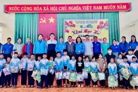 Tặng 250 suất quà cho học sinh xã Ia Kênh
