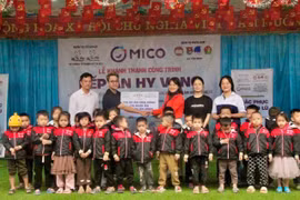 Nhóm từ thiện Fly To Sky trao quà hỗ trợ người dân tỉnh Lạng Sơn