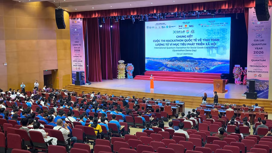chung-ket-cuoc-thi-hackathon-quoc-te-ve-tinh-toan-luong-t.jpg
