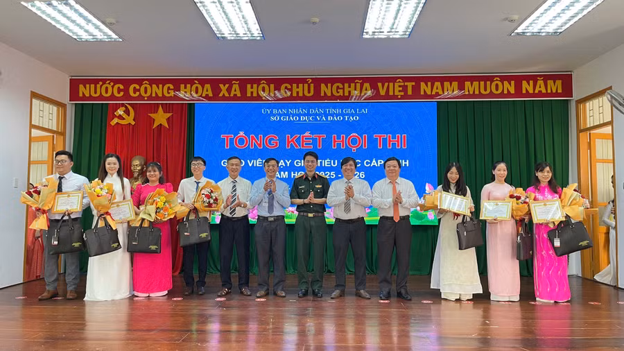 giao-vien-day-gioi-tieu-hoc.jpg
