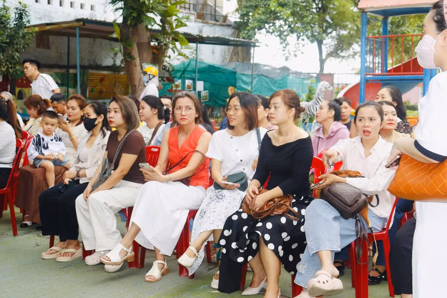ron-rang-ngay-hoi-den-truong-cua-tre18.jpg