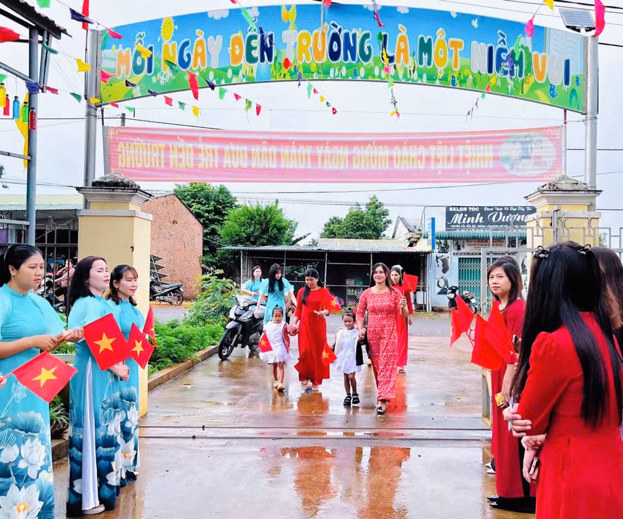 ron-rang-ngay-hoi-den-truong-cua-tre3.jpg