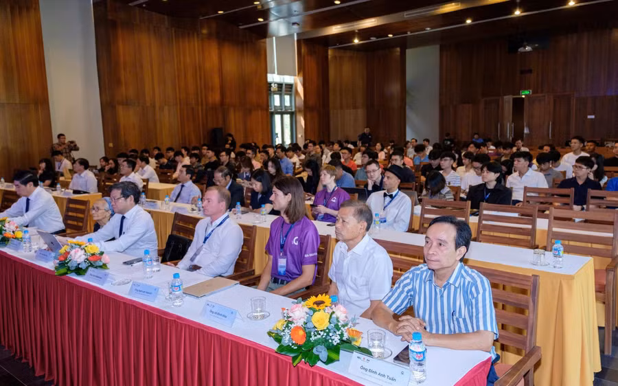 khai-mac-cuoc-thi-hackthon-ve-tinh-toan-luong-tu.jpg