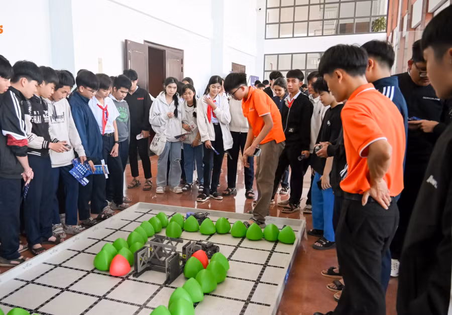 hoc-sinh-tham-gia-trai-nghiem-ngay-hoi-6917.jpg
