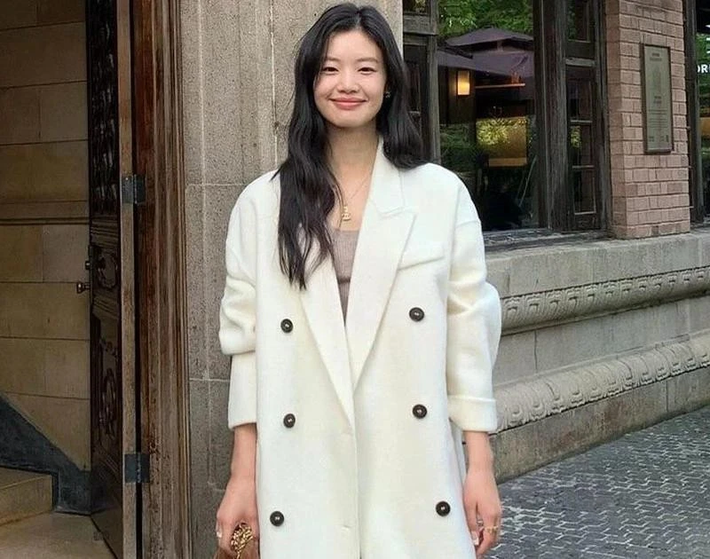 Trench coat màu trung tính dẫn đầu xu hướng thời trang đông này