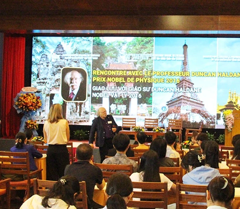 Truyền tình yêu khoa học cho thế hệ trẻ