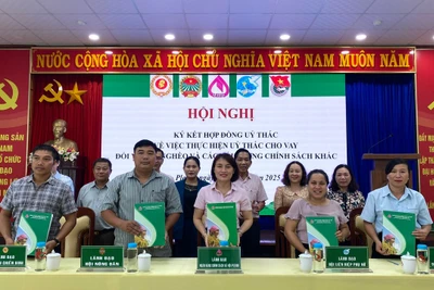 Phòng Giao dịch Pleiku ký kết hợp đồng ủy thác với các hội, đoàn thể 