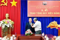 Phó Bí thư Thường trực Tỉnh ủy Châu Ngọc Tuấn nhận Huy hiệu 30 năm tuổi Đảng