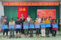 Trao phương tiện sinh kế cho hộ nghèo Pleiku và Chư Prông