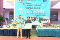 Trao 4 tủ sách cho các trường học tại huyện Kbang