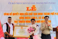 Làng C đạt chuẩn nông thôn mới