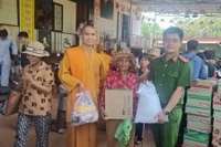 Tặng 735 suất quà cho người nghèo, khó khăn huyện Phú Thiện, Ia Grai