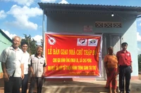 Bàn giao nhà Chữ thập đỏ và tặng quà cho hộ nghèo, khó khăn huyện Chư Sê và Phú Thiện