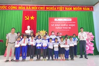 Trao 120 triệu đồng học bổng “Vì em hiếu học”