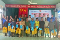 Tặng 100 thẻ bảo hiểm y tế cho người nghèo xã Ia Pếch