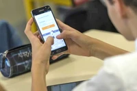 Pháp bắt đầu thử nghiệm cấm điện thoại thông minh tại 200 trường THCS