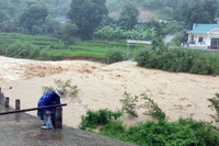 Mưa lớn khiến nước lũ dâng cao, xã biên giới Thanh Hóa khẩn cấp sơ tán dân