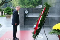 Tổng thống Liên bang Nga Vladimir Putin vào Lăng viếng Chủ tịch Hồ Chí Minh