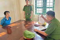 'Trùm' cho vay lãi nặng bất ngờ đâm cán bộ công an khi bị khám xét nhà