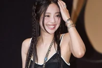 Jennie (BlackPink) diện váy quá ngắn