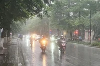 Bắc Bộ và Nam Bộ có mưa và dông, Trung Bộ tiếp tục nắng nóng gay gắt