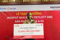 Mua cho vui, một người đàn ông bất ngờ trúng Vietlott hơn 55 tỉ đồng