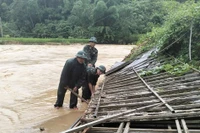 Mưa lũ cuốn trôi nhiều cột điện, hơn 800 hộ dân ở vùng núi Thanh Hóa mất điện