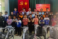 Trưởng ban Nội chính Tỉnh ủy tặng 20 chiếc xe đạp cho học sinh