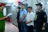 Một cán bộ công an nhận tiền bảo kê sòng bạc ở Nha Trang