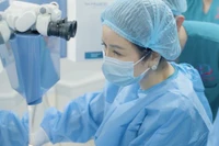 Việt Nam được chuyển giao phẫu thuật tật khúc xạ hiện đại nhất