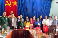 Trưởng ban Dân vận Tỉnh ủy Gia Lai thăm, tặng quà gia đình chính sách huyện Chư Pưh
