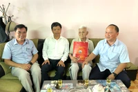 Phó Bí thư Tỉnh ủy Rah Lan Chung thăm, tặng quà cựu chiến binh tham gia trận đánh Đak Pơ