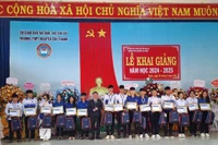 Sacombank trao 35 suất học bổng cho các em học sinh vượt khó tại Gia Lai