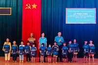 Tặng vở viết, cặp sách cho học sinh nghèo ở làng Le 1